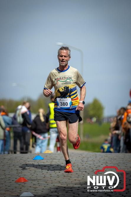 Volle terrassen, bruisende kleedjesmarkt en sportieve Wallenloop: Elburg leeft tijdens koningsdag! - &copy; NWVFoto.nl